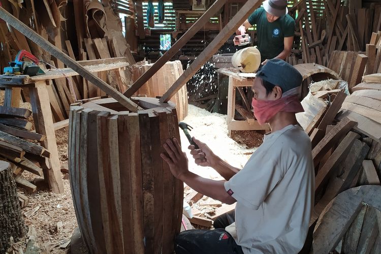 Pekerja membuat beduk di Desa Keniten, Kecamatan Kedungbanteng, Kabupaten Banyumas, Jawa Tengah.