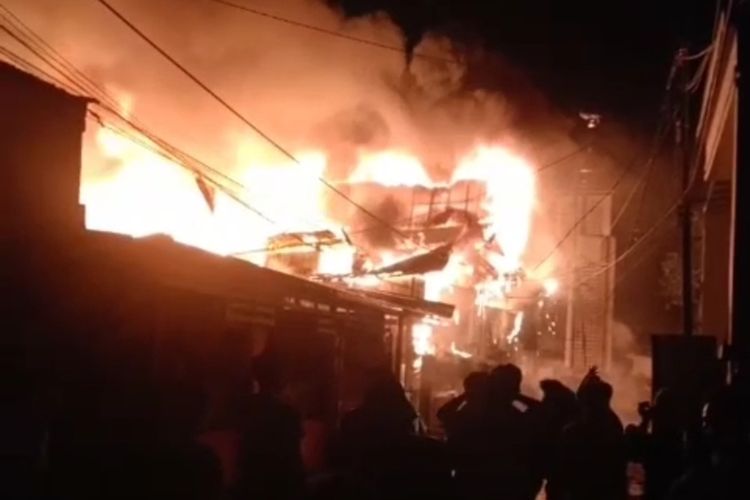 Detik-detik kebakaran melanda kawasan padat penduduk di Jl Pongtiku 1 Makassar, Sulsel, Rabu (18/10/2023) malam