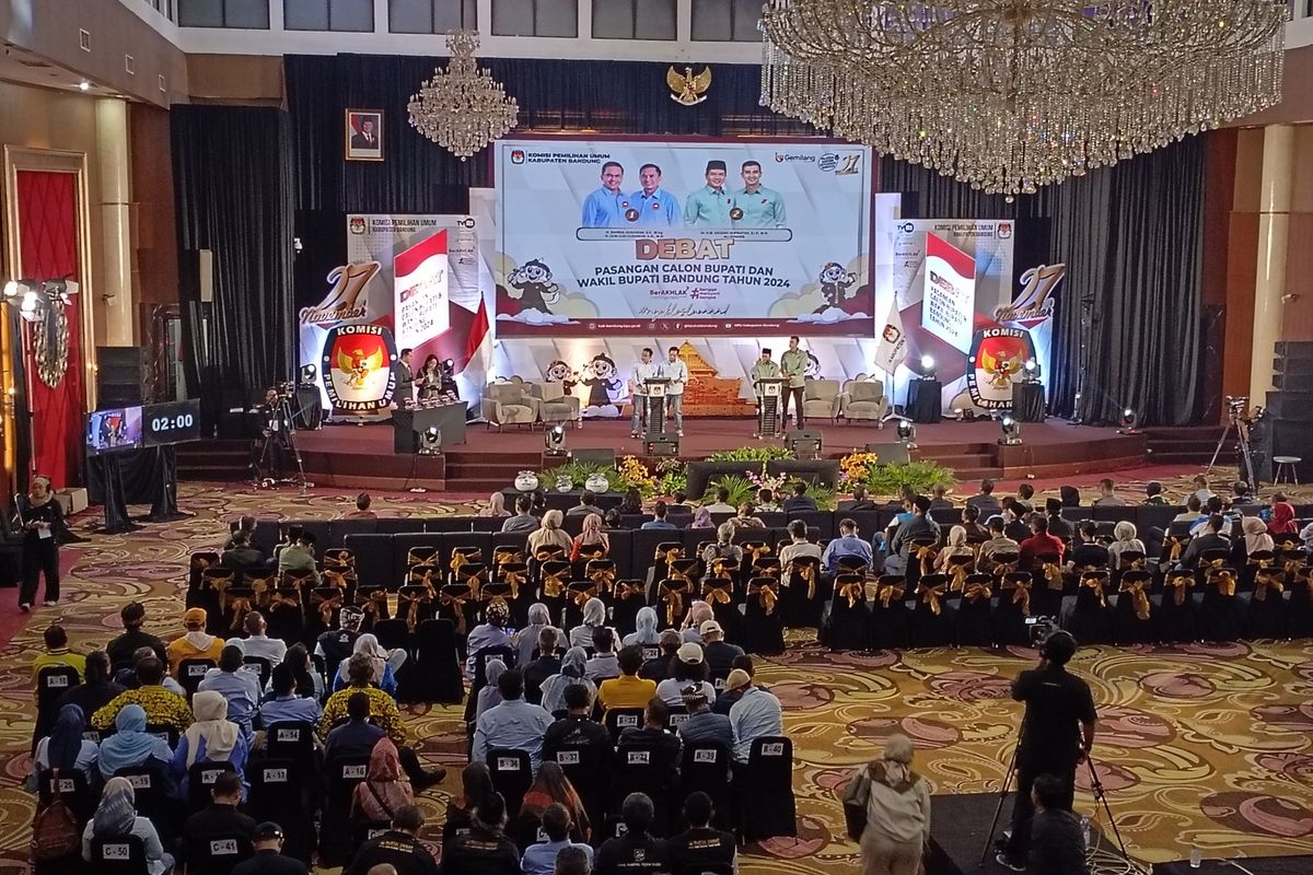 Calon Bupati nomor urut 1 Sahrul- Gun Gun dan Pasangan nomor urut 2 Dadang-Ali saat berdiri di podium untuk melaksanakan Debat perdana di Hotel Sutanraja, Soreang, Kabupaten Bandung, Jawa Barat, Rabu (30/10/2024)