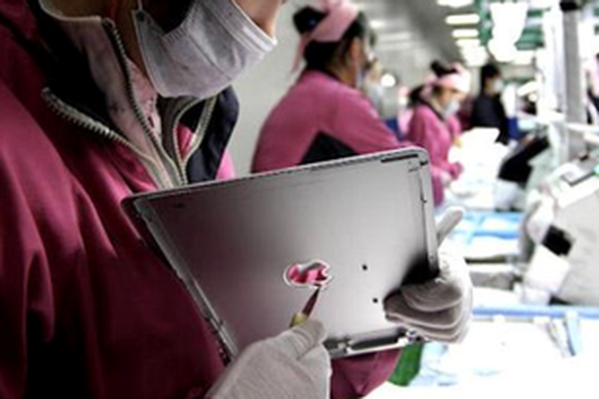 Pekerja Foxconn sedang merakit iPad
