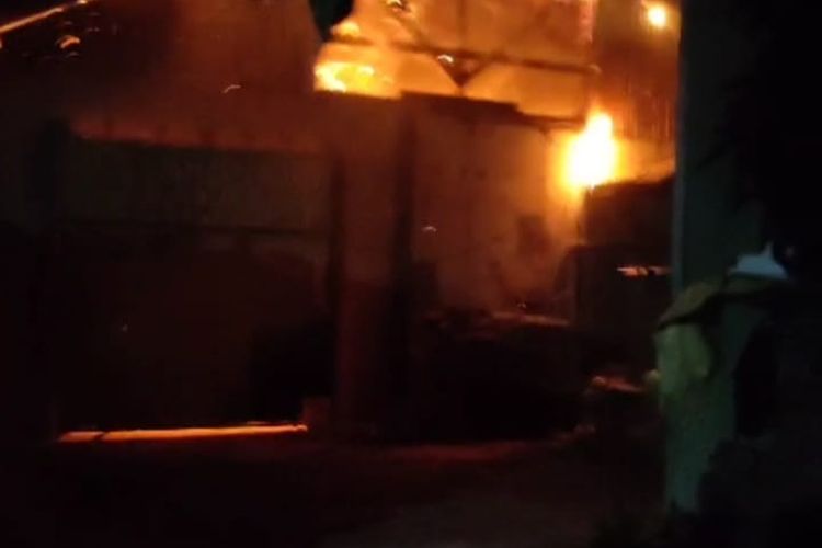 Foto: Pabrik tahu di Kelurahan Ardirejo, Kecamatan Panji, Kabupaten Situbondo Provinsi Jawa Timur pada Minggu (26/10/2025) hangus terbakar.