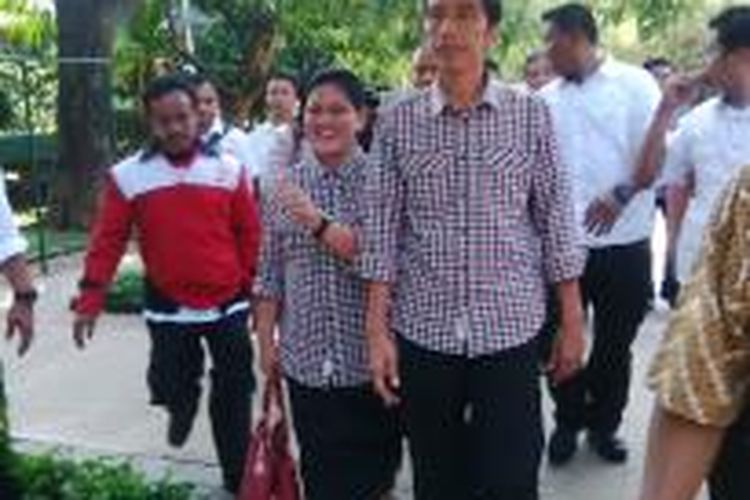 Calon presiden Joko Widodo kompak berseragam kotak-kotak bersama sang istri, Iriana Widodo. Rencananya, mereka akan bersama-sama dengan calon wakil presiden Jusuf Kalla dan Ketua Umum PDI-Perjuangan Megawati Soekarnoputri akan mendatangi Kantor Komisi Pemilihan Umum (KPU) untuk mengambil undian nomor urut capres dan cawapres. 