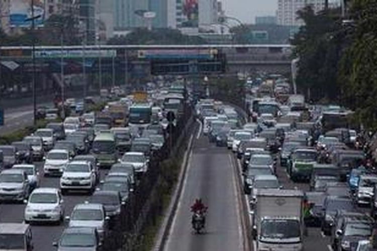 Hingga sekitar pukul 12.00, lalu lintas di Jalan  Letjen MT. Haryono, Jakarta Selatan masih tampak macet, Rabu (7/5/2013). Kemacetan yang setiap hari terjadi  di Jakarta membuat banyak pengguna jalan mengokupansi jalur busway dan trotoar jalan.
