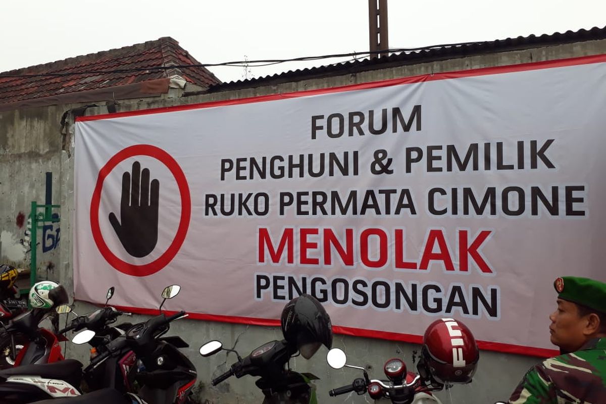 Spanduk penolakan pengosongan Ruko di Ruko Permata Cimone, Karawaci Kota Tangerang, Kamis (14/11/2019).