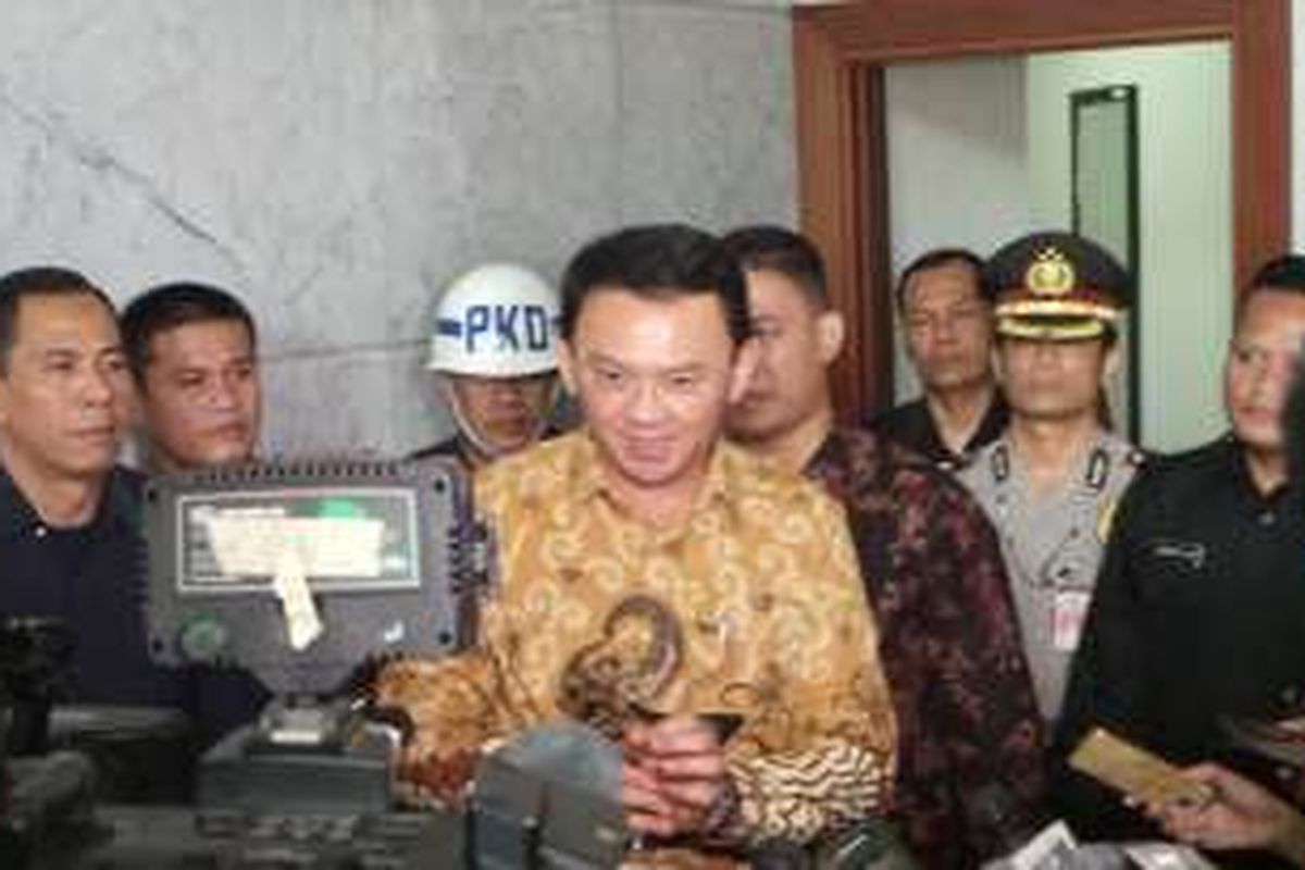 Gubernur DKI Jakarta Basuki Tjahaja Purnama atau Ahok seusai mengajukan gugatan judicial review terhadap Pasal 70 (3) Undang-undang Nomor 10 Tahun 2016 tentang Pilkada di Mahkamah Konstitusi, Senin (22/8/2016).