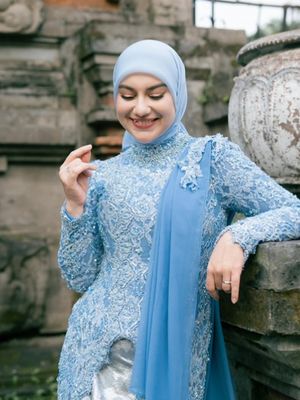 Irish Bella tampil anggun dengan kebaya biru pastel saat menghadiri wisuda anak sambungnya. Gayanya elegan dan penuh kehangatan.