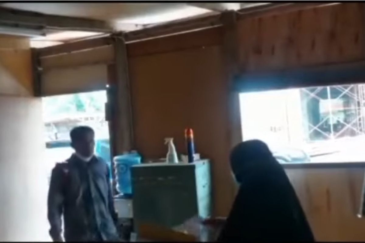 Seorang pria memalak seorang perempuan staf proyek pembangunan kantor di kawasan Joglo, Kembangan, Jakarta Barat. Rabu (25/8/2021).