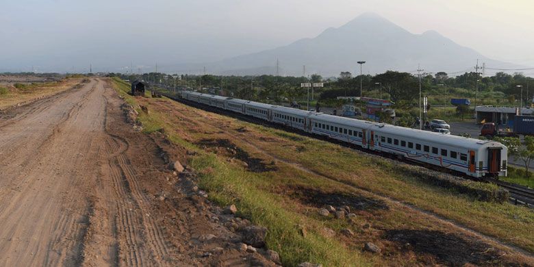 KA Lodaya melintasi kawasan tanggul penahan Lumpur Lapindo di Kecamatan Porong, Sidoarjo, Jawa Timur, Selasa (23/5/2017).