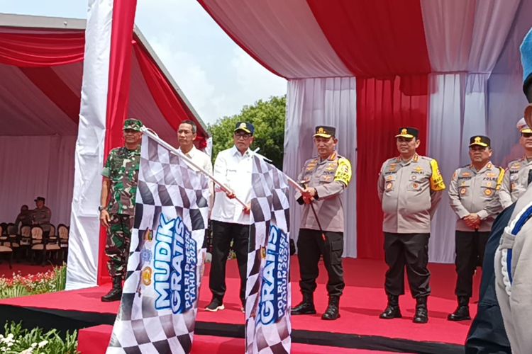Kapolri Jenderal Listyo Sigit Prabowo bersama Menhub Budi Karya Sumadi melepas pemudik gratis yang disediakan Polri tahun 2023 di Monas, Jakarta, Selasa (18/4/2023).
