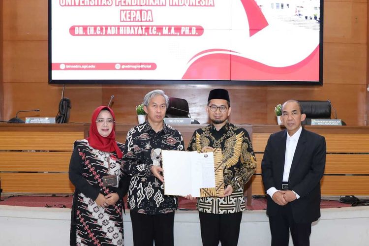 Prof.Dr.Tri Indri Hardini, M.Pd. (Wakil Rektor UPI Bidang Sumber Daya dan Sistem Informasi), Prof. Dr. H. Didi Sukyadi, MA. (Rektor UPI), Dr. (H.C.) Adi Hidayat, Lc., MA., PhD, Prof. Dr. Juntika Nurihsan,M.Pd. (Direktur Sekolah Pascasarjana UPI)