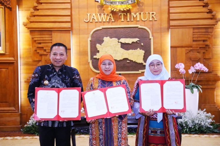 Gubernur Khofifah dalam penandatanganan PI 10 persen di Gedung Negara Grahadi, Surabaya, Rabu (22/11/2023).
