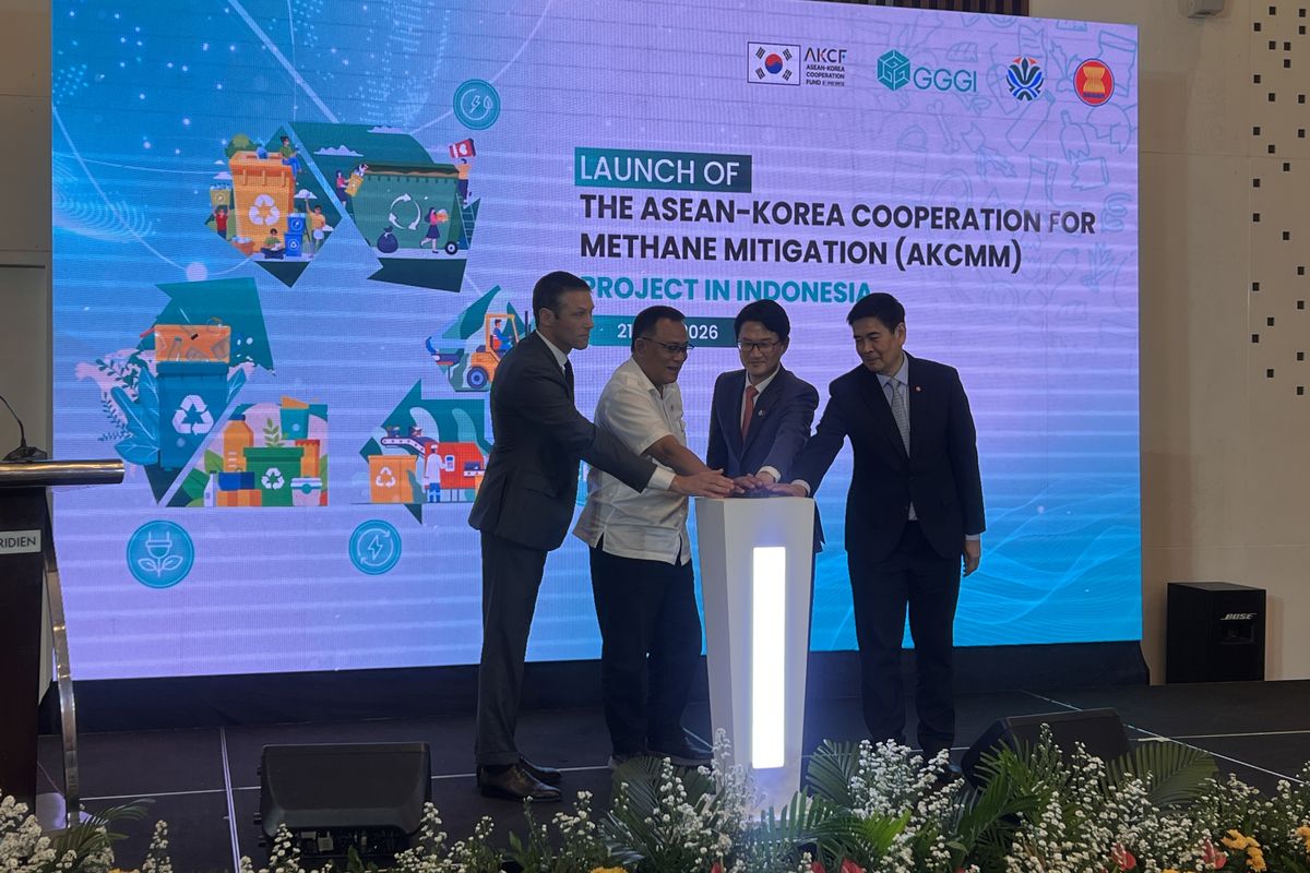 Peluncuran AKCMM di Jakarta (21/5/2026). Ki-ka: Rowan Fraser (GGGI Indonesia ),  Jumhur Hidayat (Menteri Lingkungan Hidup), Lee Chual (Duta Besar Korea Selatan untuk ASEAN), San Lwin (Deputi Sekjen DGS ASEAN).