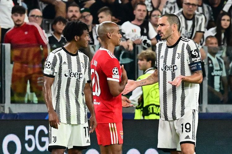 Bek Juventus Leonardo Bonucci (kanan) berbicara dengan gelandang Benfica Portugal Joao Mario pada pertandingan Grup H Liga Champions antara Juventus vs Benfica pada 14 September 2022 di Juventus Stadium di Turin.Terkini, Juventus akan bertamu ke markas Benfica pada lanjutan Liga Champions 2022-2023. Laga Benfica vs Juventus  dalam jadwal Liga Champions bakal berlangsung di Estadio da Luz, Rabu (26/10/2022) dini hari WIB.