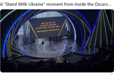 Aksi Dukung Ukraina, Selebritas Pakai Pita Biru di Oscar 2022 