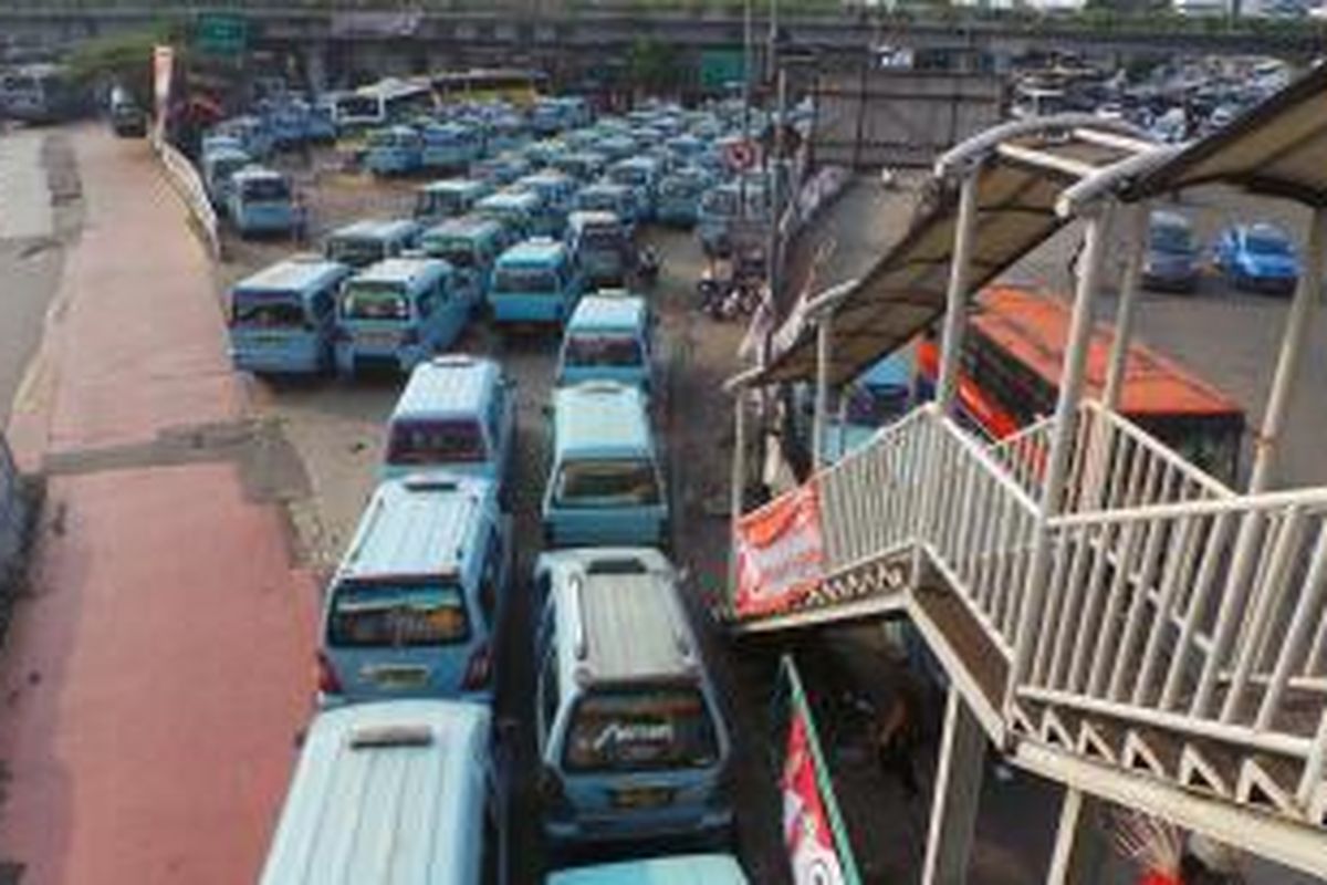 Antrian angkutan mikrolet memenuhi Terminal Kampung Melayu sampai menutupi jalur Transjakarta. Kondisi padatnya angkutan umum ini diakibatkan sepinya penumpang di bulan puasa. Kamis (3/7/2014).