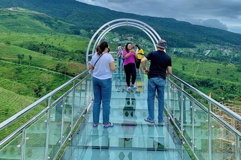 8 Aturan Berkunjung ke Jembatan Kaca Kemuning Sky Hills, Patuhi demi Keselamatan