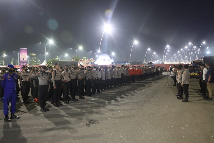 Kepolisian Polres Metro Tangerang Kota, Polda Metro Jaya mengerahkan tim penjinak bom (jibom) dan anjing pelacak K9 Dit Samapta untuk mengamankan konser Head In The Clouds (HITC) Jakarta 2022 di Pantai Indah Kapuk (PIK) 2. Konser Music HITC Jakarta 2022 itu digelar selama dua hari yaitu pada 3-4 Desember 2022.