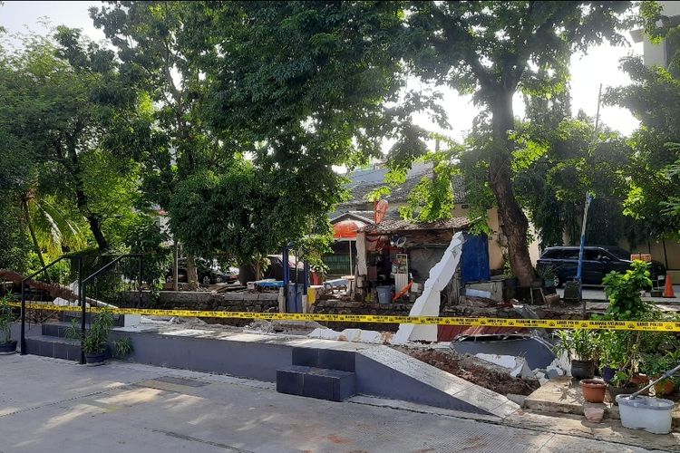 Kantor RW 11 Kelurahan Kelapa Gading Timur, Kecamatan Kelapa Gading, Jakarta Utara ambruk pada Rabu (31/1/2024) malam. 