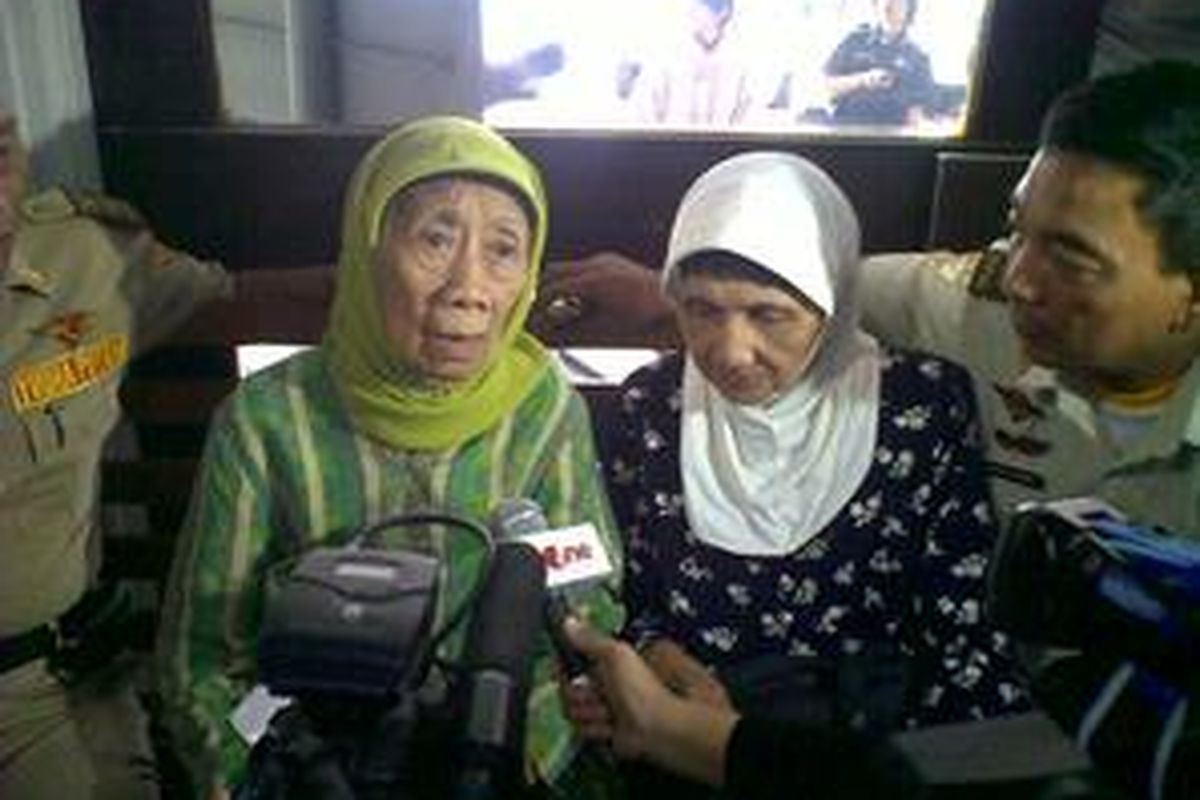 Soetarti dan Roesmini saat memberikan keterangan di hadapan para wartawan mengenai kasus persengkataan tanah dan rumah dinas Perum Pegadaian, sesaat sebelum sidang digelar hari ini, Rabu (17/3/2010), di Pengadilan Negeri Jakarta Timur.