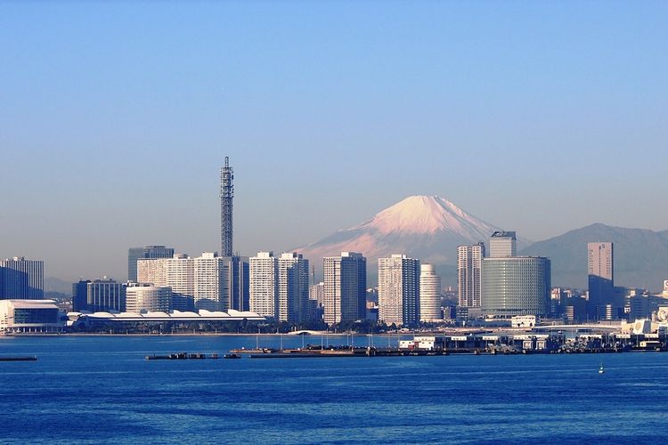Gedung-gedung di Yokohama, Jepang, dengan latar Gunung Fuji.