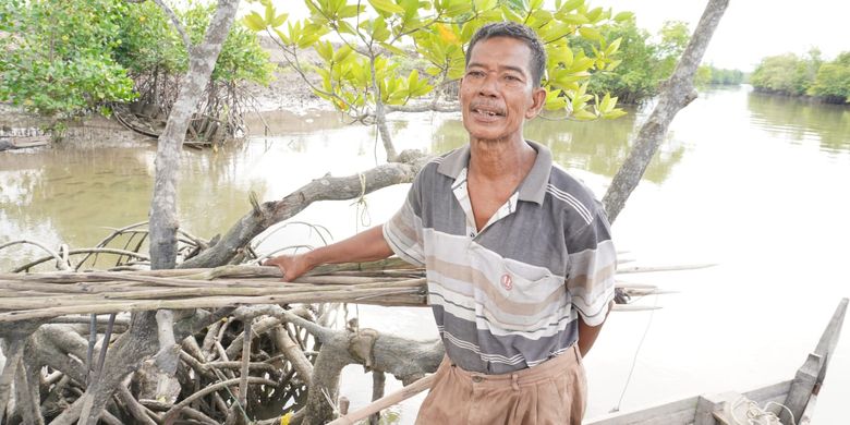 Sazali Sinaga (62), a traditional fisherman in Sei Siurm Village, Pangkalan Susu District, Langkat Regency who suffered losses due to the conversion of mangrove forests.  According to him, clearing land for oil palm plantations has an impact on the decline in catch.