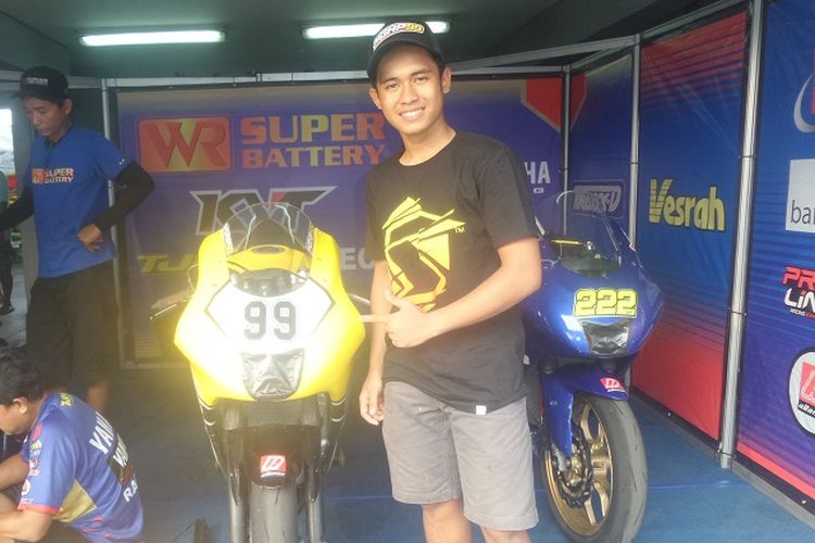 Pebalap Yamaha TJM Racetech, Galang Hendra Pratama, berpose dengan motor yang akan digunakan pada Indospeed Race Series 2017, di Sirkuit Sentul, Kabupaten Bogor, Jumat (19/5/2017).