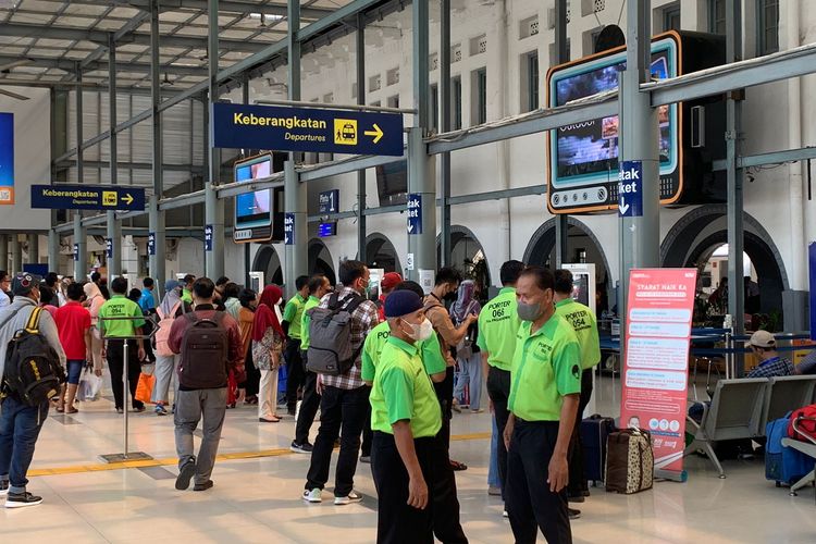 Pekerja jasa kuli angkut (porter) yang bekerja membawakan barang-barang penumpang kereta api di Stasiun Pasar Senen, Jakarta Pusat, Senin (13/3/2023).