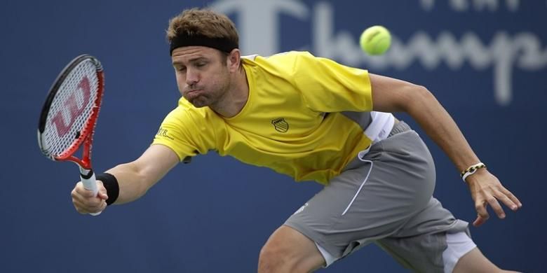 Petenis Amerika Serikat, Mardy Fish, berusaha mengembalikan bola dari Jarkko Nieminen, saat bertemu di Winston Salem, Selasa (20/8/2013).