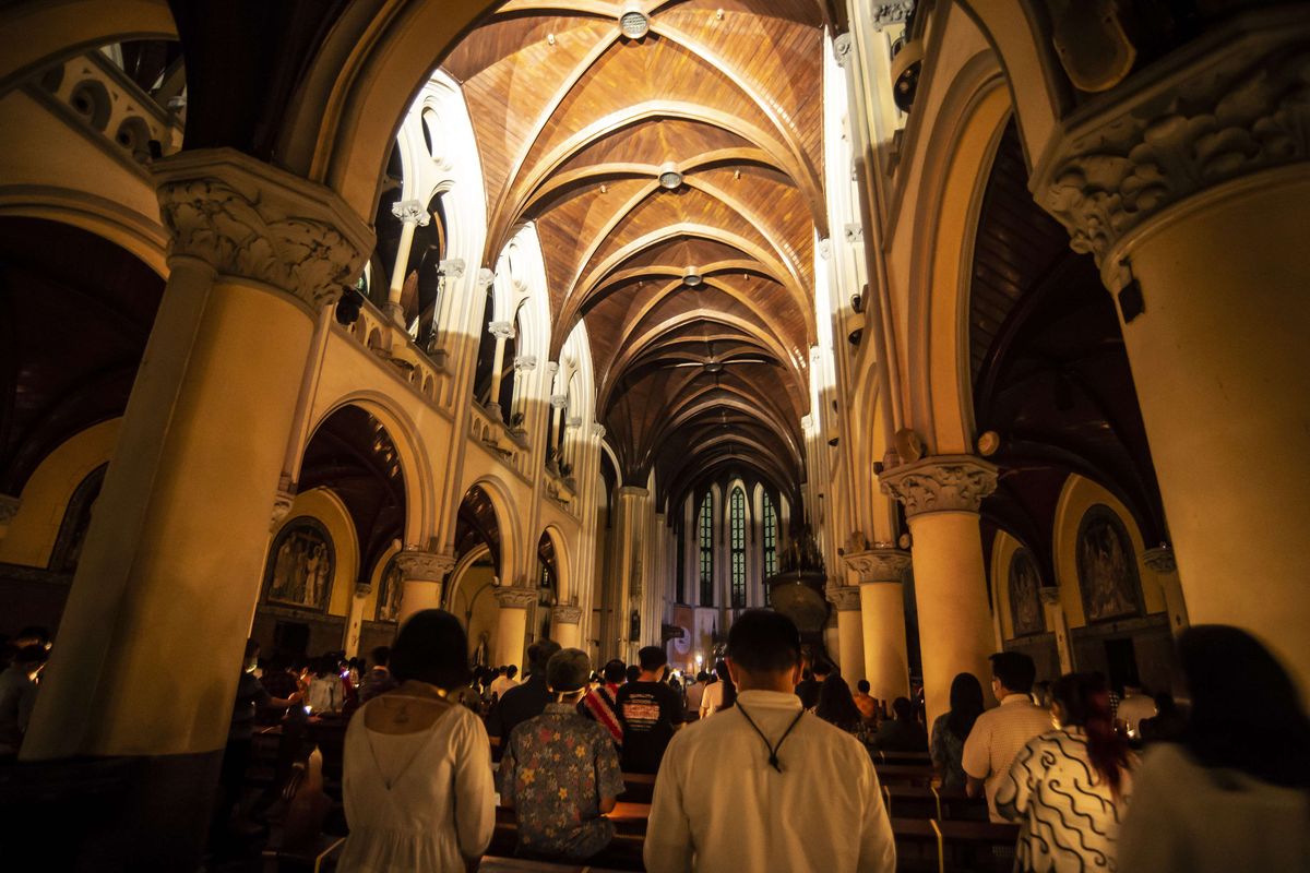 Umat Katolik mengikuti Misa Vigili Paskah atau malam tirakatan kebangkitan kristus di Gereja Katedral, Jakarta, Sabtu (16/4/2022). Misa tersebut merupakan rangkaian ibadah dari pekan suci perayaan Paskah 2022 Paroki Katedral Jakarta yang mengambil tema Semakin Mengasihi, Semakin Peduli, Semakin Bersaksi.