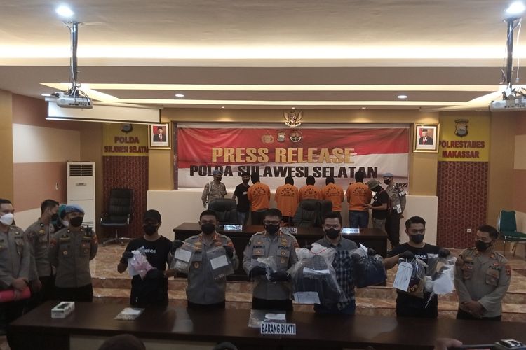 Polda Sulsel dan Polrestabes Makassar merilis kasus penembakan dan pembunuhan berencana terhadap pegawai Dinas Perhubungan, Senin (18/4/2022).