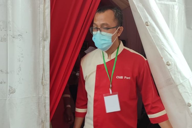 Salah seorang pegawai catering Chilli Pari di tengah kesibukannya di acara harlah PKB ke-25 di Stadion Manahan, Solo, Jawa Tengah, Minggu (23/7/2023).