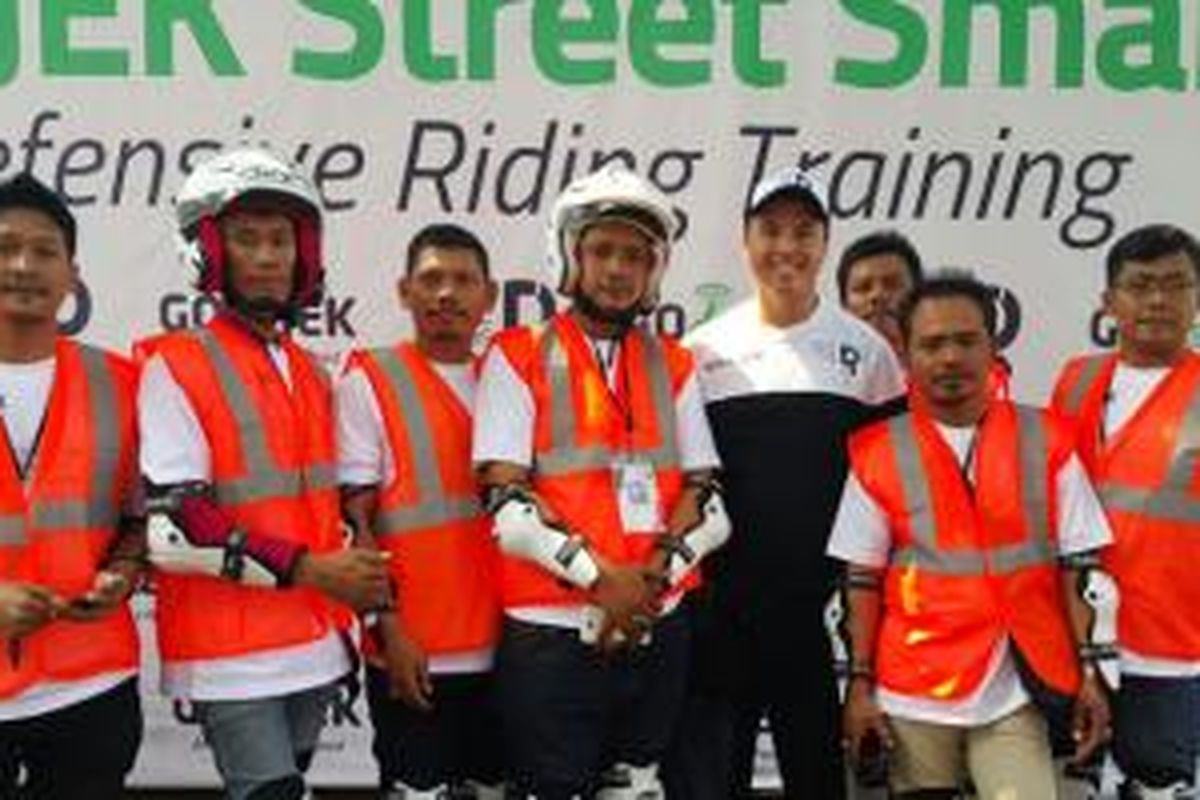 RIfat Sungkar, pendiri Rifat Drive Labs, bersama driver ojek online dalam pelatihan khusus.