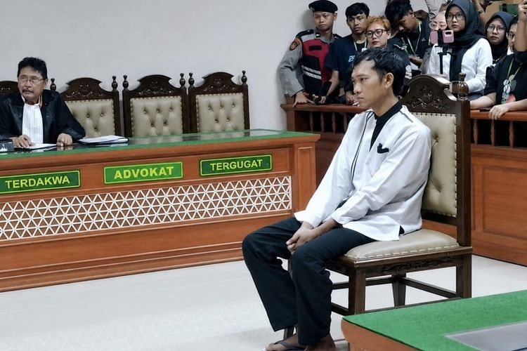 Ekspresi Datar Ririn Rifanto, Pembunuh Satu Keluarga di Indramayu Saat Divonis Mati