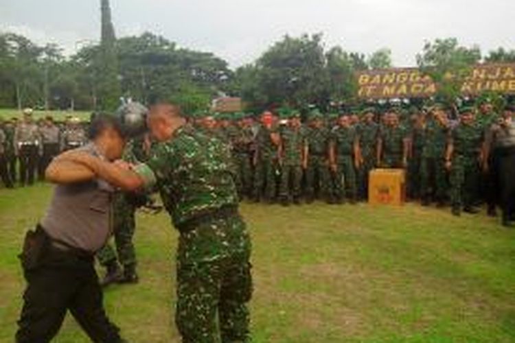Tentara dan polisi  bermain bola dalam rangka menjalin keakraban di  mako Yonif 521 Kediri, Jawa Timur, Senin (24/11/2014).