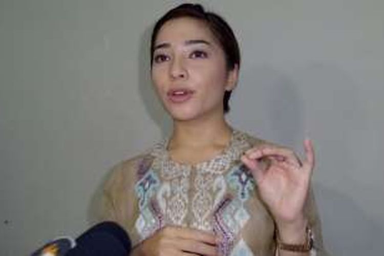 Nikita Willy diwawancara ketika merayakan ulang tahunnya di Panti Asuhan Yatim As-Safiiyah Jatiwaringin, Bekasi, Jawa Barat, Rabu (29/6/2016) malam.