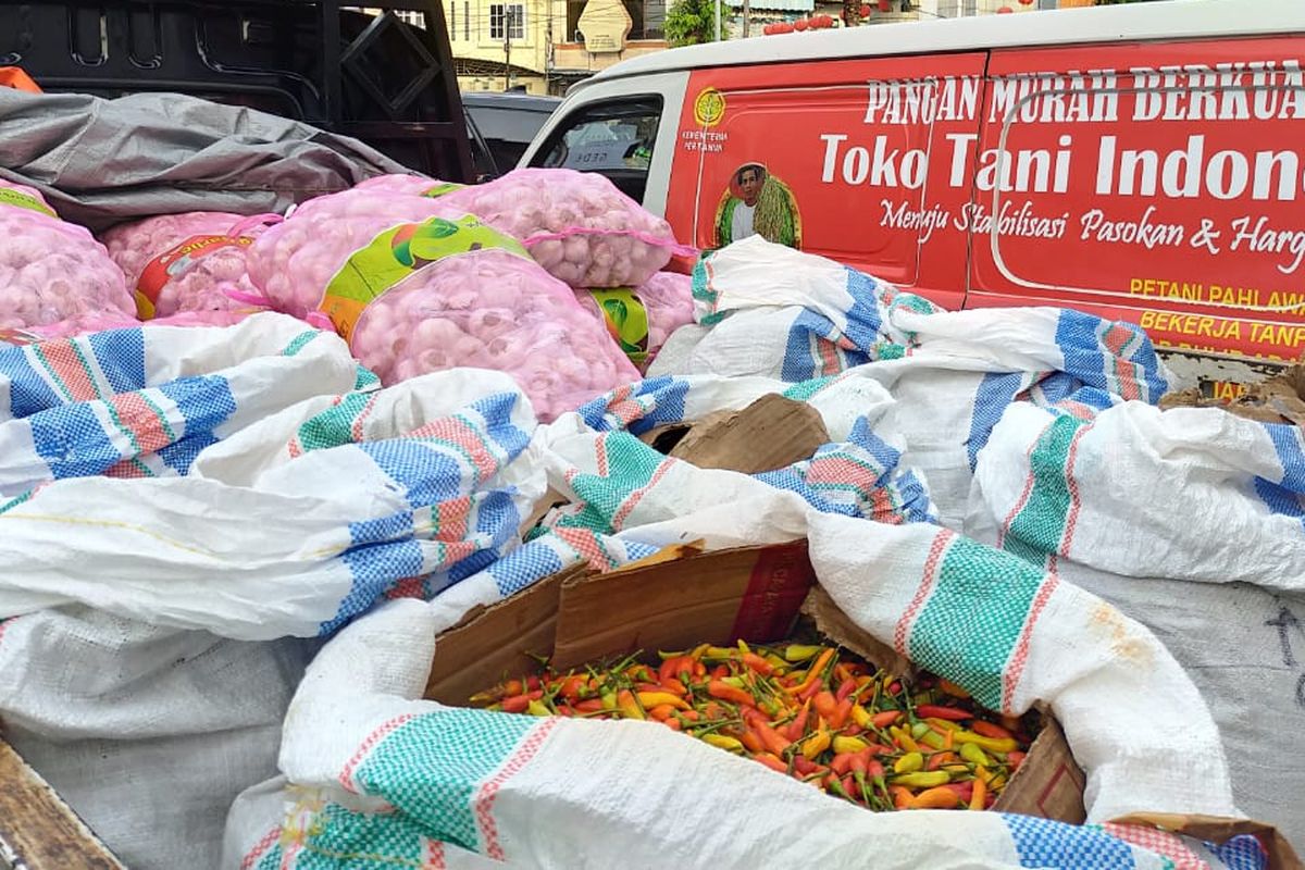 Pasokan cabai dan bawang putih yang dijual di gelar pangan murah toko tani Indonesia.