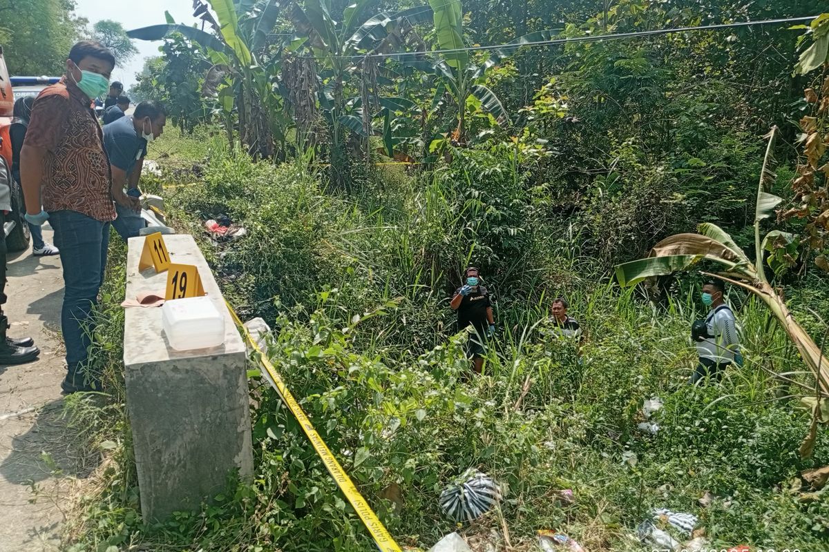 OLAH TKP—Tim Inafis Satreskrim Polres Madiun melakukan olah tempat kejadian perkara tewasnya seorang perempuan bernama Jepi Nofia (19), warga Desa Durenan, Kecamatan Gemarang, Kabupaten Madiun, Jawa Timur, Jumat (27/6/2025).