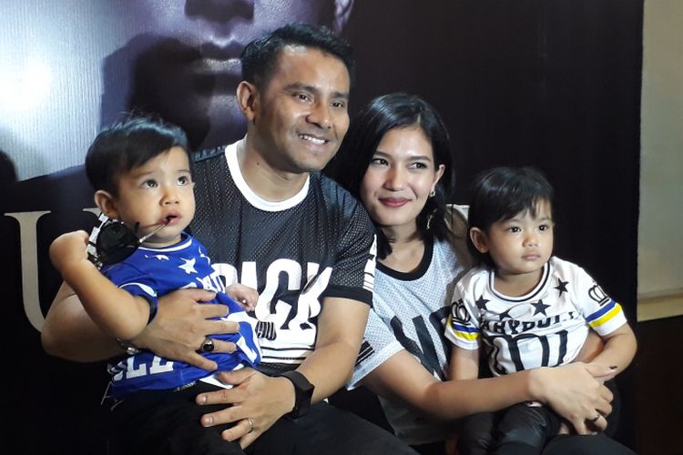 Judika Nalon Abadi Sihotang bersama istrinya, Duma Riris, serta dua anaknya, Judeo dan Cleo, diabadikan di KFC Kemang, Jakarta Selatan, Rabu (26/4/2017).
