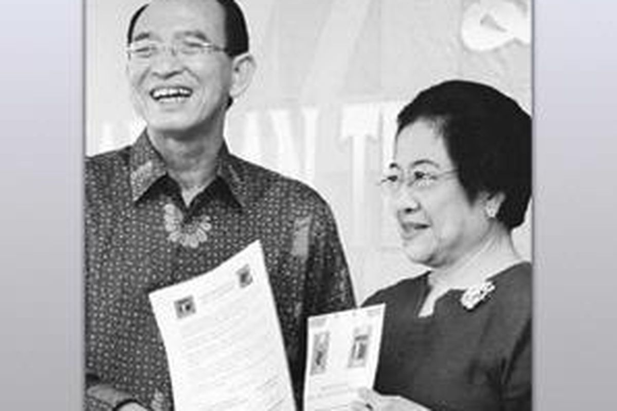 Ketua umum DPP Partai Persatuan Pembangunan (PPP) Suryadharma Ali (kiri) bersama Ketua Umum Partai Demokrasi Indonesia Perjuangan (PDI-P) Megawati Soekarnoputri memperlihatkan naskah kesepahaman dalam Forum PPP Mendengar Sesi 12 dengan tema 