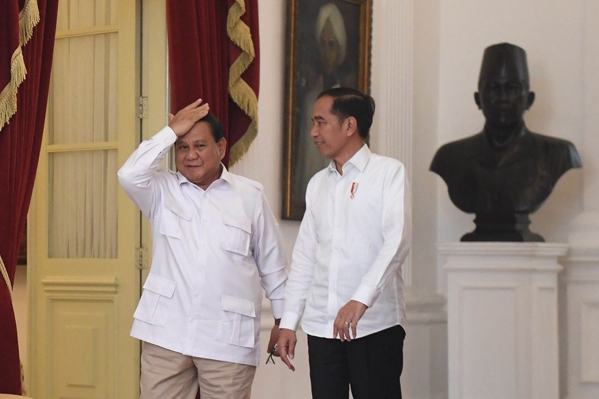 Presiden Joko Widodo (kanan) berjalan bersama Ketua Umum Partai Gerindra Prabowo Subianto (kiri) usai melakukan pertemuan di Istana Merdeka, Jakarta, Jumat (11/10/2019). Pertemuan itu membahas berbagai gagasan untuk kemajuan bangsa seperti pemindahan ibu kota, isu-isu ekonomi hingga pertahanan negara. ANTARA FOTO/Akbar Nugroho Gumay/wsj.