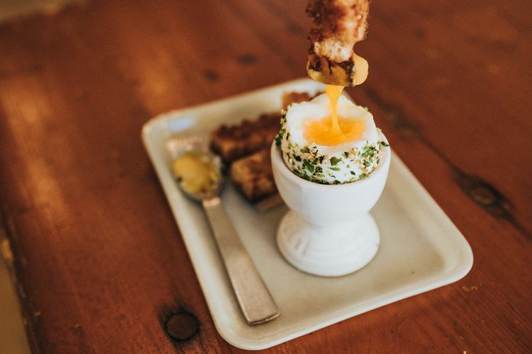 Telur setengah matang jangan diberikan kepada bayi, karena ada bahaya kontaminasi Salmonella.