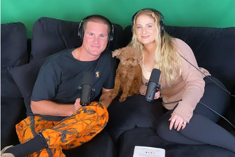 Meghan Trainor (kanan) bersama saudaranya Ryan Trainor (kiri).