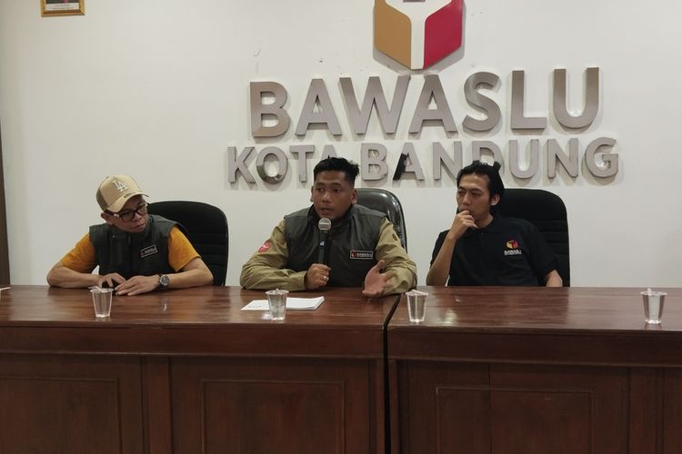 Ketua Bawaslu Kota Bandung, Dimas Aryana Iskandar (Tengah), dalam konferensi soal dugaan pelanggaran pemilu, Selasa (28/11/2023).
