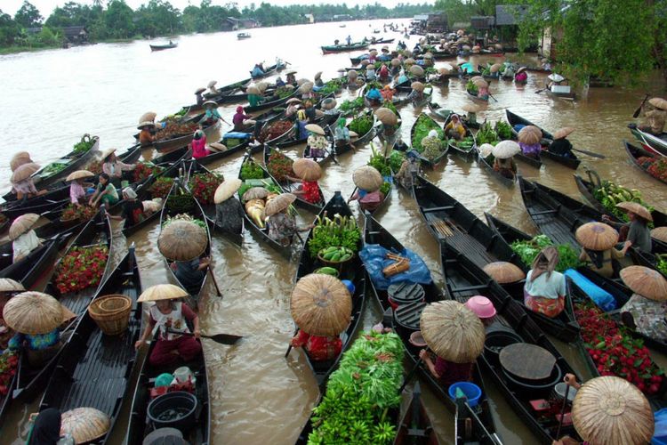 Inilah pemandangan sehari-hari pasar terapung di Desa Lok Baintan Kecamatan Sungai Tabuk Kabupaten Banjar Kalimantan Selatan, 22 Januari 2004. Selain suasananya ramai, nuansa tradisional yang alami dengan andalan komoditas lokal sangat kental. Satu-satunya pasar terapung termegah di Kalsel.