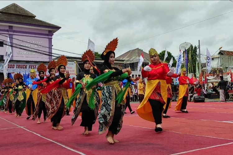 Pementasan tari yang menceritakan masa kejayaan kerajaan Demak dalam Festival Megengan, Senin (11/3/2024). (KOMPAS.COM/NUR ZAIDI)