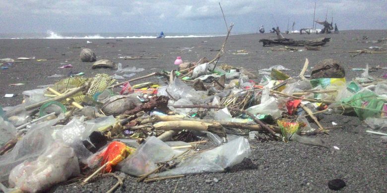 Sampah sisa makanan bertebaran di pantai sekitar kawasan wisata Glagah dan Congot, Kecamatan Temon, Kulon Progo, DIY.