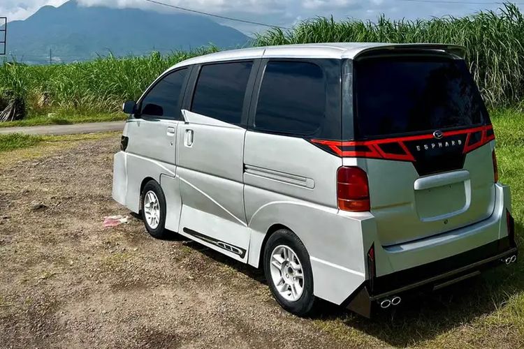 Daihatsu Zebra Espass tahun 2002 dimodifikasi ala Alphard yang dijual oleh pemiliknya.