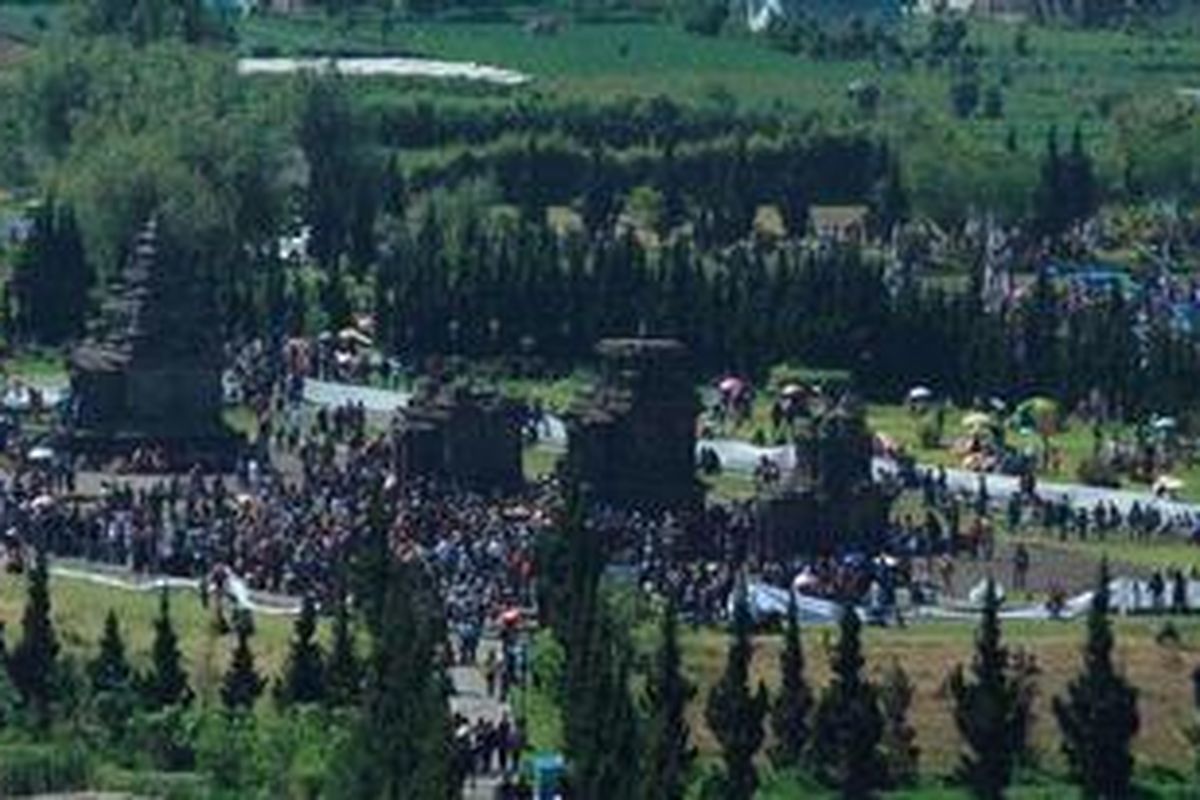 Kegiatan Dieng Culture Festival (DCF) III menyedot puluhan ribu wisatawan lokal dan mancanegara di Kompleks Candi Arjuna, Kabupaten Banjarnegara, Jawa Tengah, Minggu (1/7/2012). Dieng merupakan satu dari 34 destinasi wisata nasional yang ditetapkan Kementerian Pariwisata dan Ekonomi Kreatif. Selain menyuguhkan wisata sejarah, Dieng juga kaya akan potensi wisata budaya dan juga geologi. 