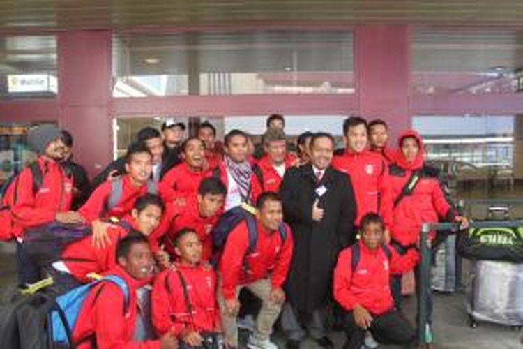 Tim Indonesia XI berfoto bersama perwakilan KBRI Madrid, Theodorus Nugroho saat dijemput di Bandara Barajas, Madrid.