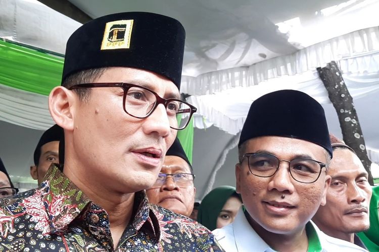 Ketua Bappilu Nasional PPP, Sandiaga Uno dan Sekjen PPP, Arwani Thomafi usai memberikan pengarahan dalam konsolidasi PPP Dapil Jateng III di kompleks Pondok Pesantren Alhamidiyyah Lasem, Kabupaten Rembang, Jawa Tengah, pada Sabtu (16/9/2023).